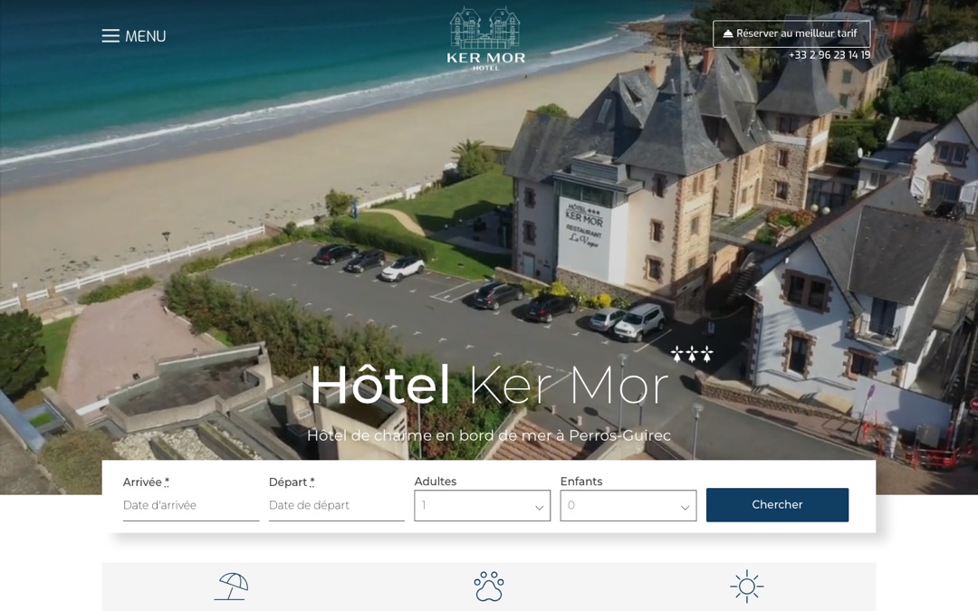 Accueil du site de l’Hôtel Ker Mor : vue aérienne de l’hôtel face à la plage, bouton « Réserver au meilleur tarif », numéro de téléphone et barre de réservation avec les dates d’arrivée et de départ