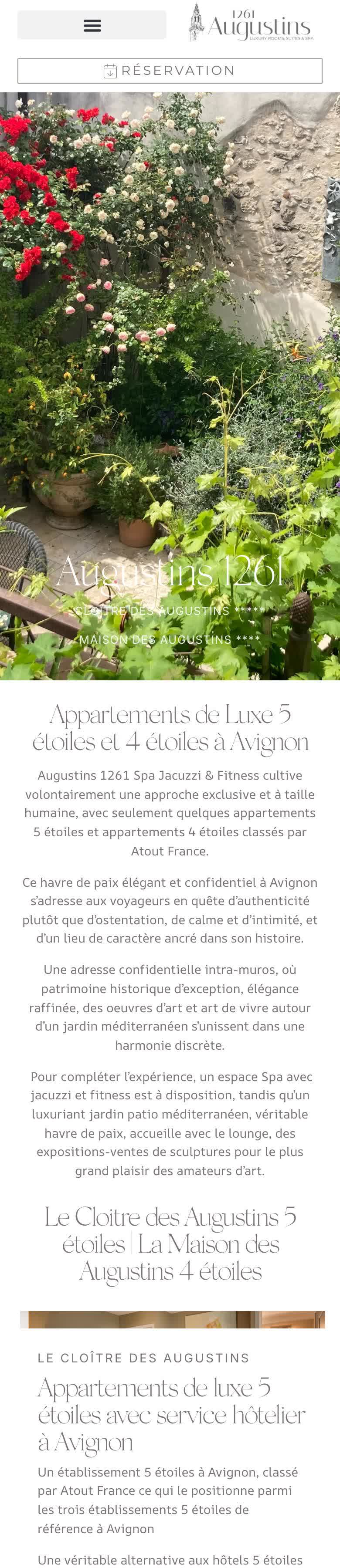 Page d’accueil du site Augustins 1261 sur téléphone : photo du patio fleuri, menu et suite de la page en une seule colonne