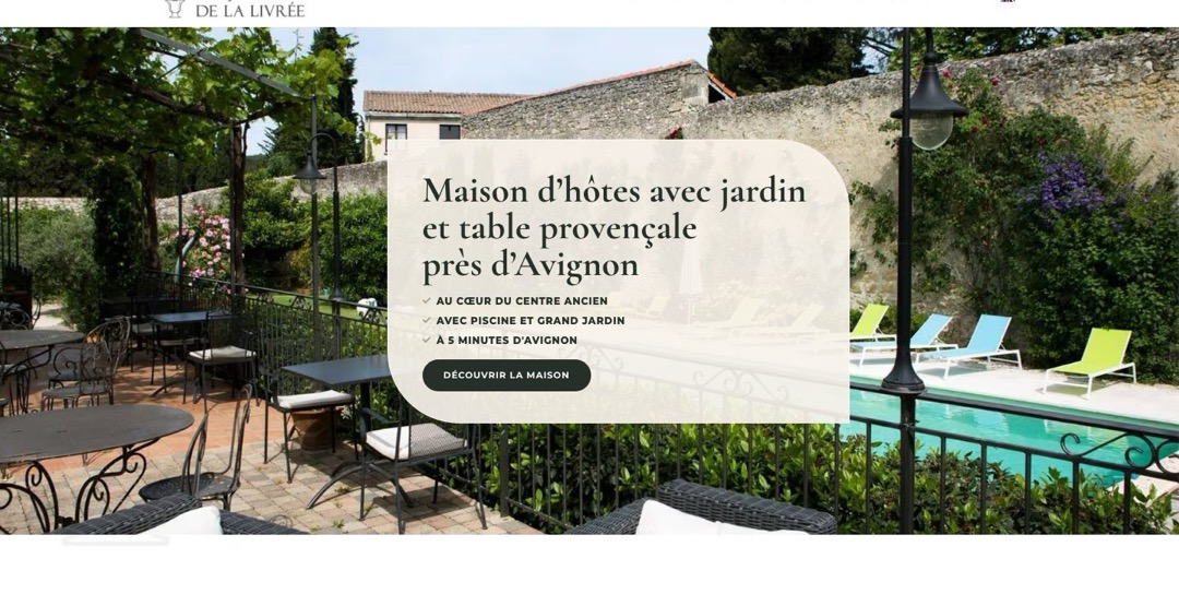 Accueil du site des Jardins de la Livrée : un encadré clair avec le titre « Maison d’hôtes avec jardin et table provençale près d’Avignon », trois points et le bouton « Découvrir la maison », et le téléphone dans le bandeau du haut