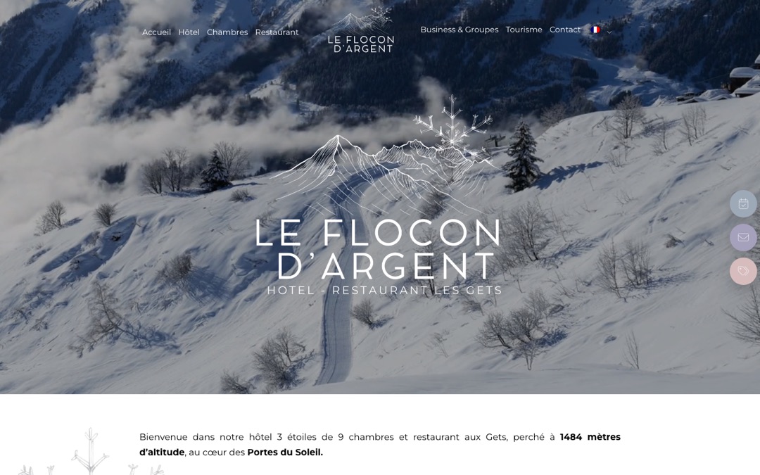 Accueil du site du Flocon d’Argent : photo plein écran d’une route enneigée, logo de l’hôtel au centre, menu en haut et trois boutons ronds à droite de l’écran