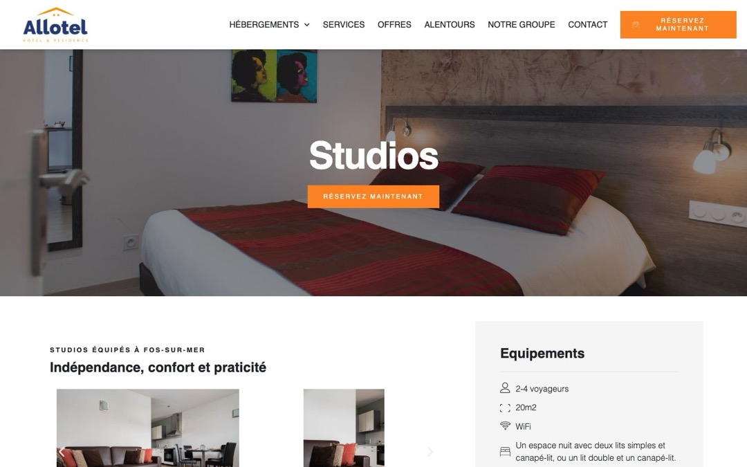 Page « Studios » du site d’Allotel, appart’hôtel de Fos-sur-Mer : photo d’un lit double, bouton « Réservez maintenant » et encadré des équipements du studio