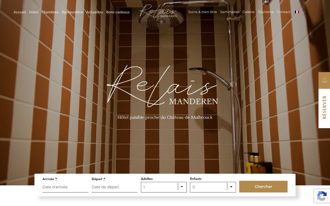Accueil du site du Relais Manderen : logo manuscrit sur une vidéo, onglet « Réserver » sur le bord de l’écran et barre de recherche avec dates d’arrivée et de départ, adultes et enfants