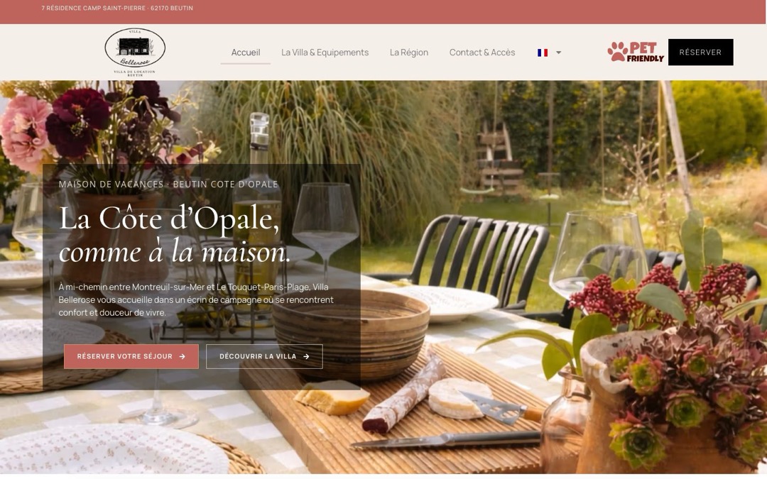 Accueil du site de la Villa Bellerose : bouton noir « Réserver » dans l’en-tête, photo d’une table de jardin et texte « La Côte d’Opale, comme à la maison. » avec le bouton « Réserver votre séjour »