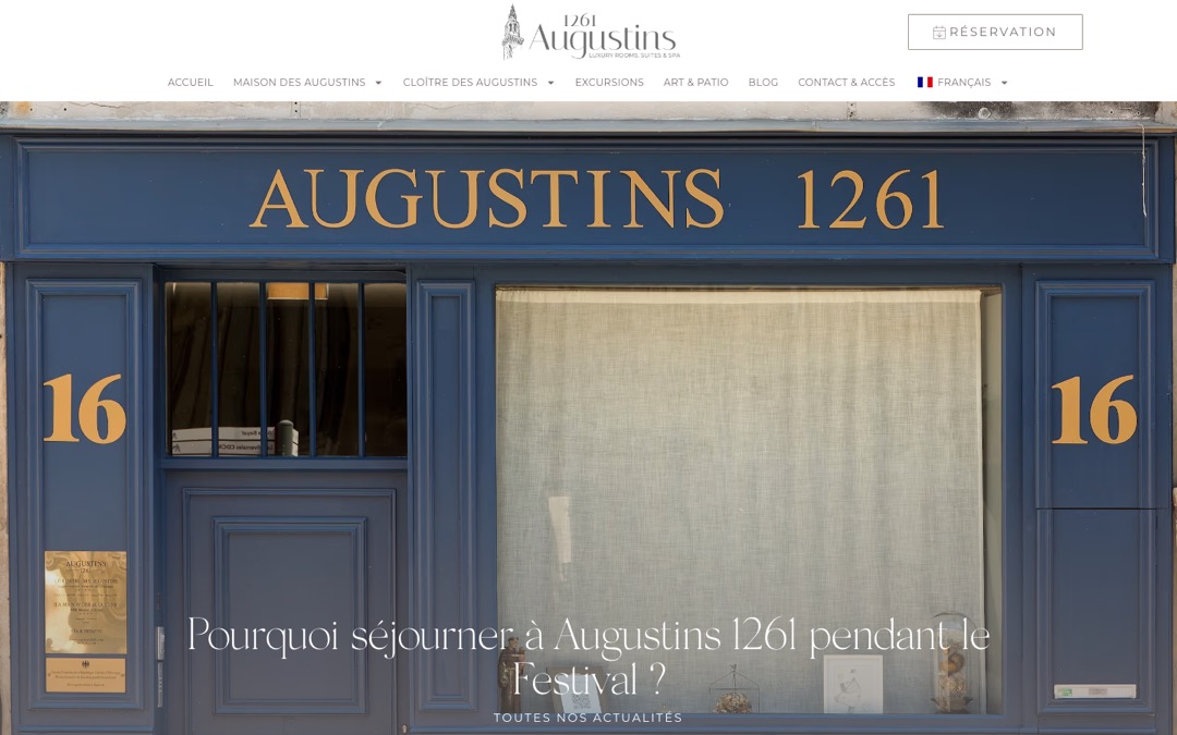 Page « Pourquoi séjourner à Augustins 1261 pendant le Festival ? » : en-tête du site avec le bouton « Réservation », puis la façade bleue de la maison et le titre de la page