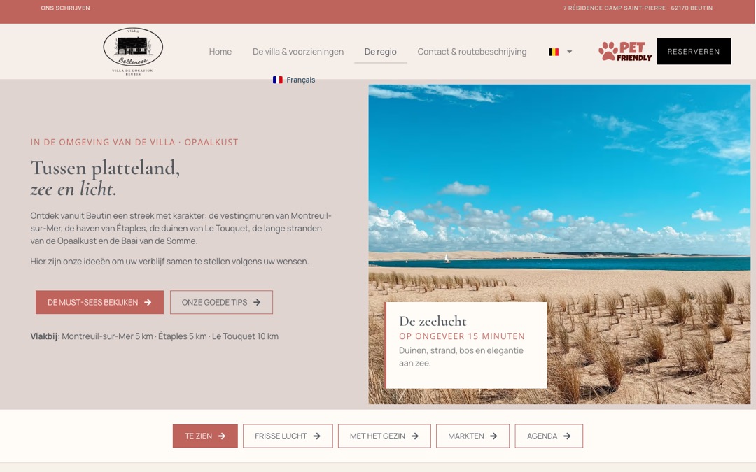 Page « De regio » du site Villa Bellerose, en néerlandais : titre « Tussen platteland, zee en licht. », paragraphe d’introduction, bouton « Reserveren » et photo de dunes avec la mention « De zeelucht »