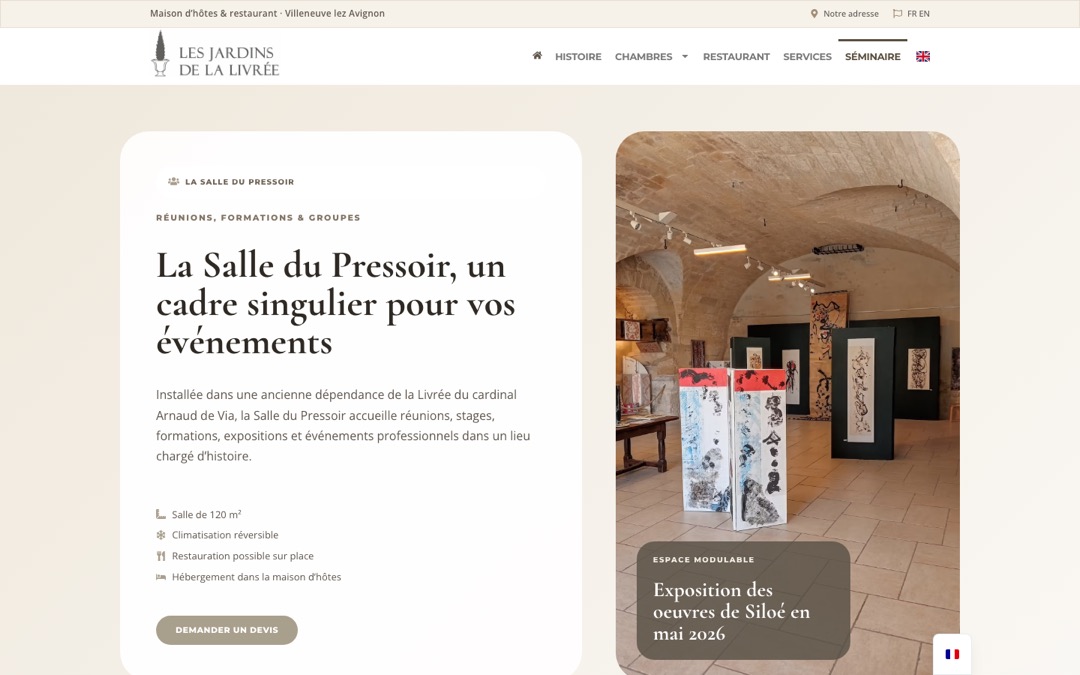 Page « Séminaire » du site Les Jardins de la Livrée : titre « La Salle du Pressoir, un cadre singulier pour vos événements », liste de quatre atouts (120 m², climatisation, restauration, hébergement) et photo d’une salle voûtée en pierre avec une exposition