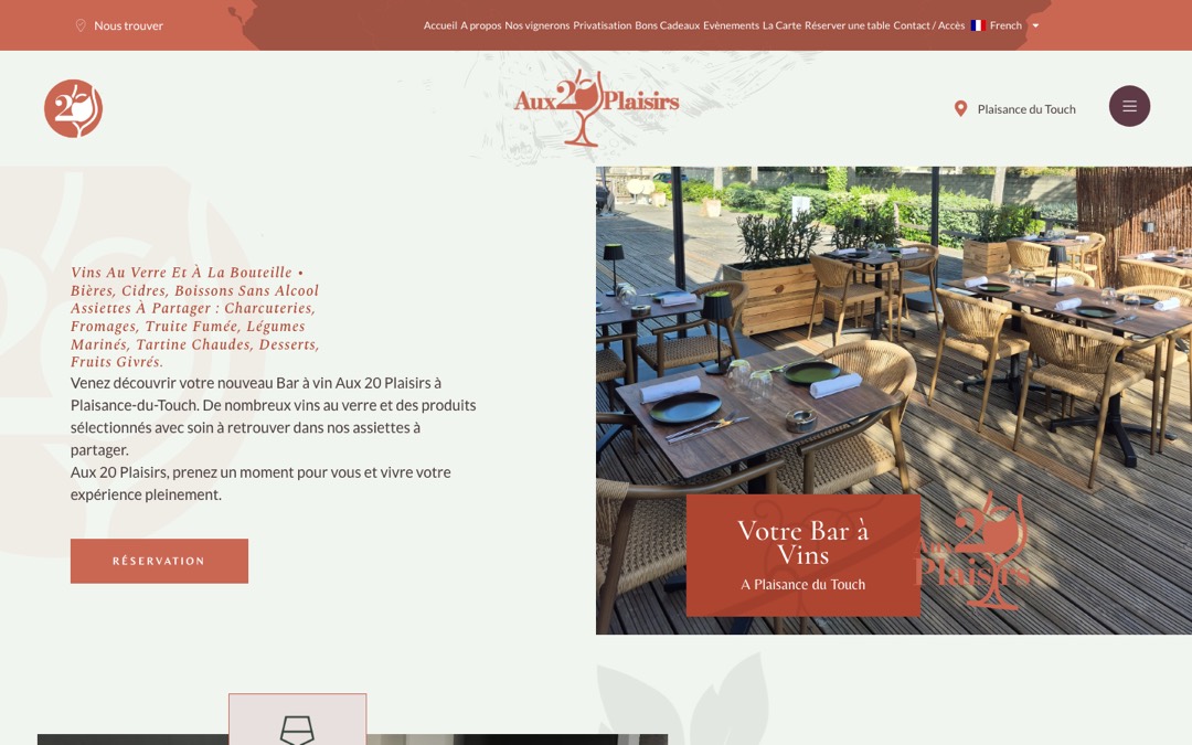 Accueil du site du bar à vins Aux 20 Plaisirs, à Plaisance-du-Touch : menu en haut de page, texte de présentation, bouton « Réservation » et photo de la terrasse