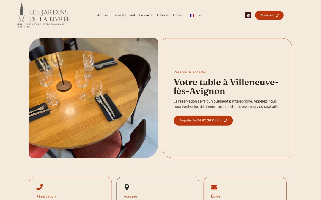 Page « Réserver & accéder » du restaurant Les Jardins de la Livrée : photo d’une table dressée, « La réservation se fait uniquement par téléphone » et bouton « Appeler »