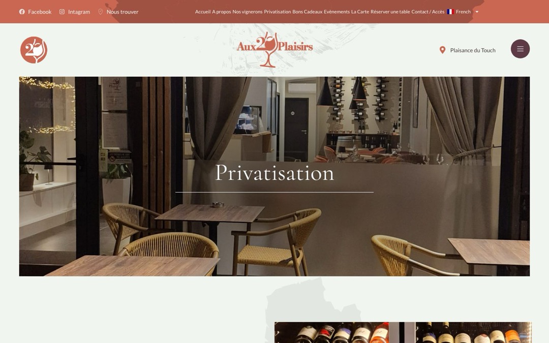 Haut de la page Privatisation du site Aux 20 Plaisirs, bar à vins de Plaisance-du-Touch : photo de la salle et de ses tables, titre « Privatisation » et nom de la commune dans l’en-tête