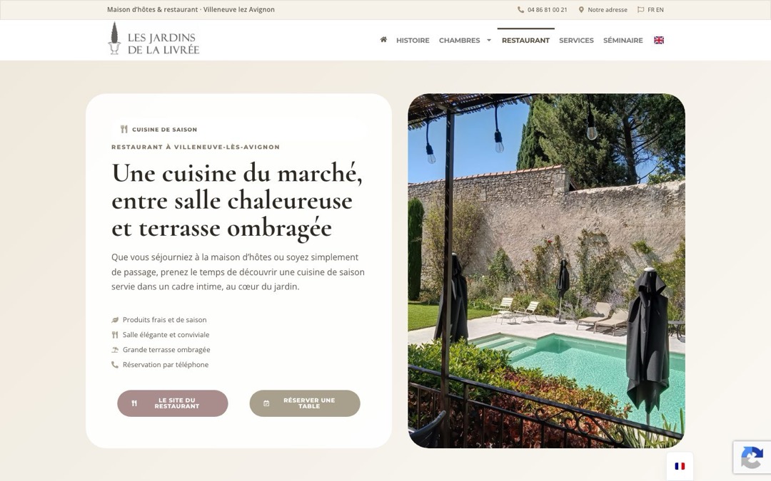 Haut de la page Restaurant du site des Jardins de la Livrée : bandeau avec le type d’établissement, la commune, le téléphone et le lien « Notre adresse », puis photo du jardin et de la piscine vus depuis une pergola