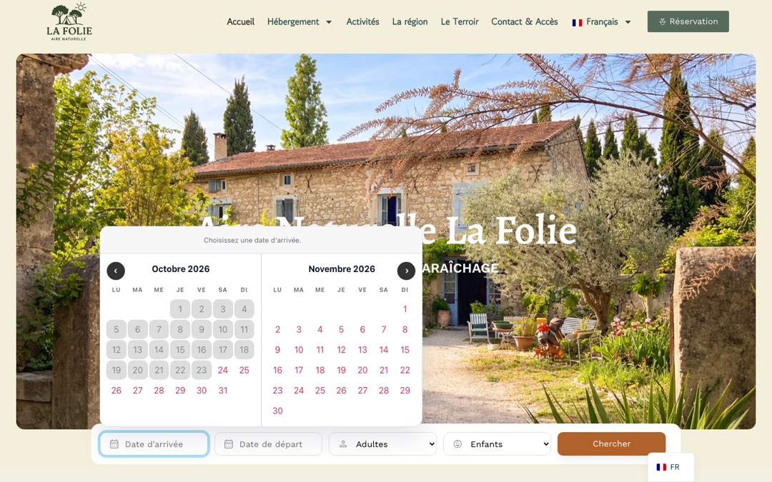 Accueil du site de l’Aire Naturelle La Folie avec le calendrier ouvert : les jours passés sont grisés et le message « Choisissez une date d’arrivée. » apparaît en haut