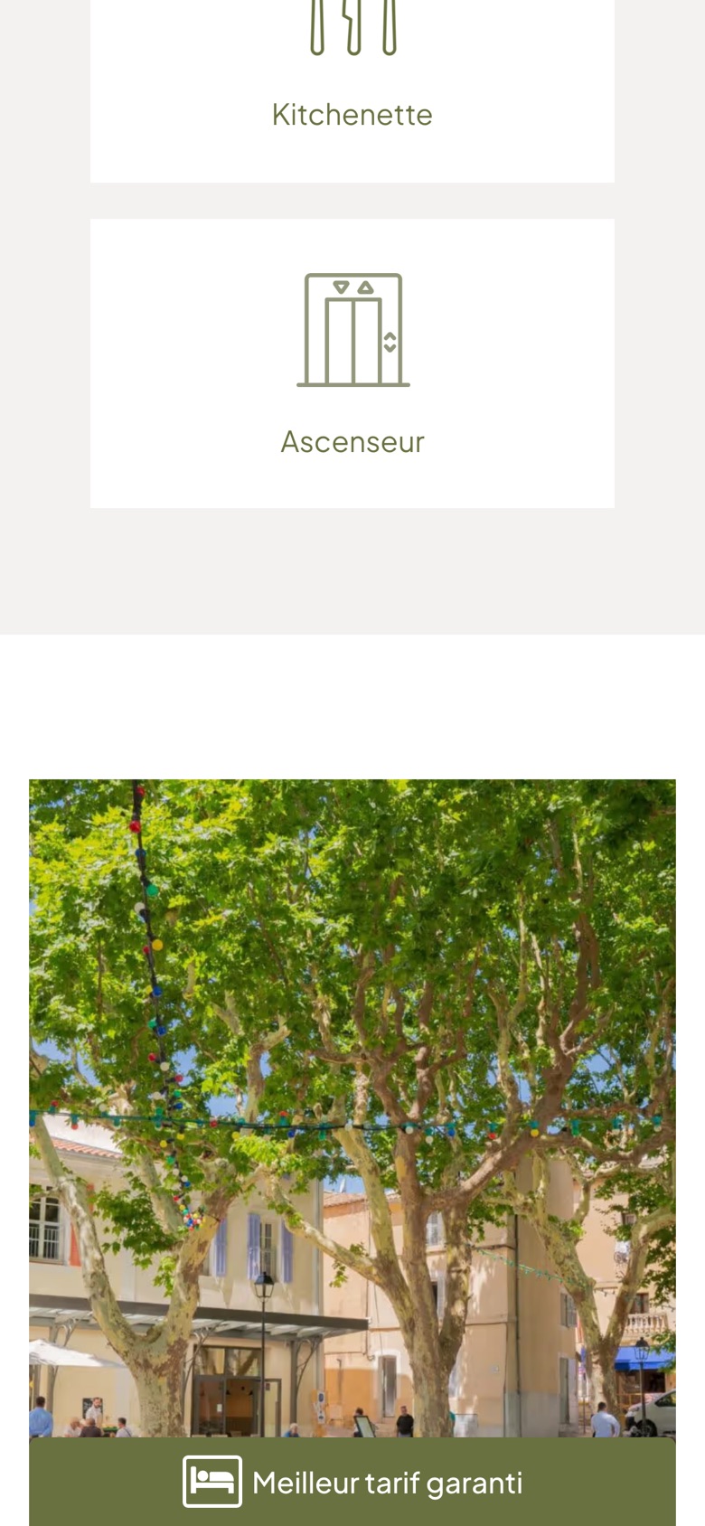 Site Sous Les Platanes sur téléphone, après défilement : une barre « Meilleur tarif garanti » reste collée au bas de l’écran