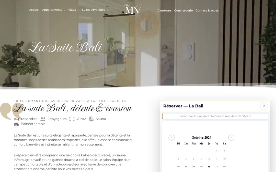 Page de La Suite Bali du site Chez MV : titre en lettres manuscrites, équipements (une chambre, deux voyageurs, 70 m², sauna, balnéothérapie), texte de présentation et panneau de réservation avec calendrier