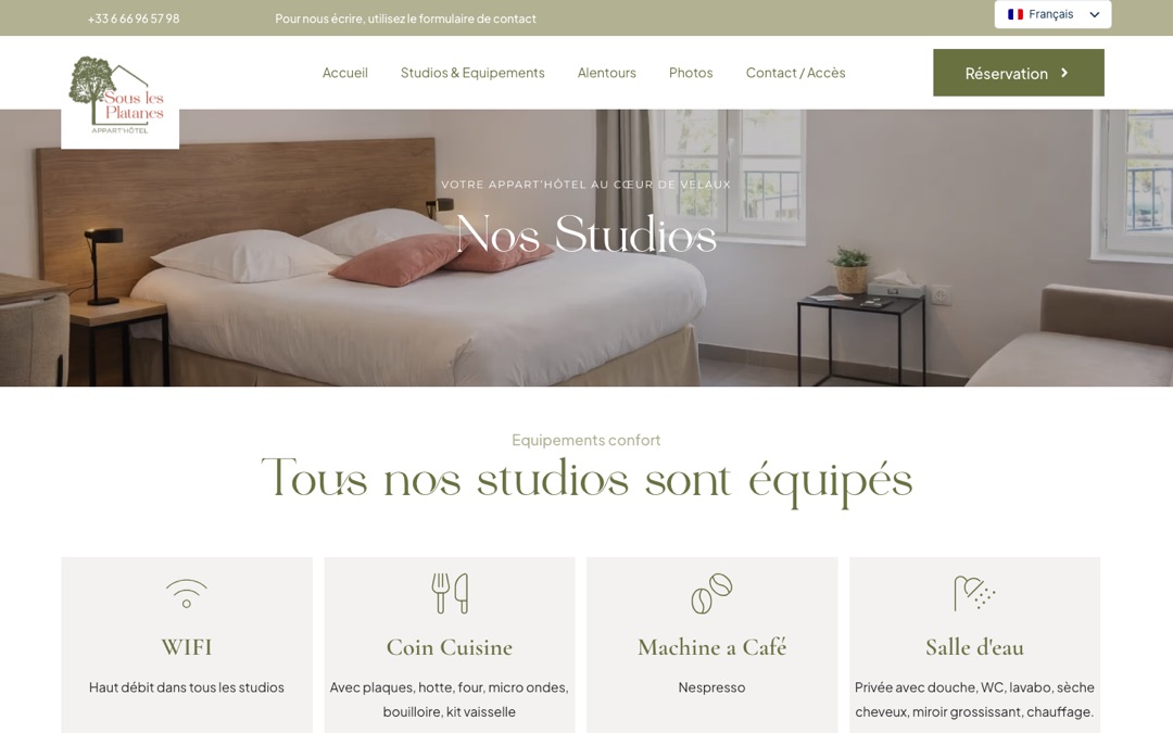 Page des studios du site Sous Les Platanes : photo d’une chambre claire avec grand lit, titre « Nos Studios » et premières cartes d’équipements (Wi-Fi, coin cuisine, machine à café, salle d’eau)
