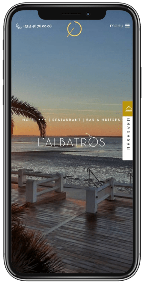 Site d’un hôtel de bord de mer affiché sur un téléphone