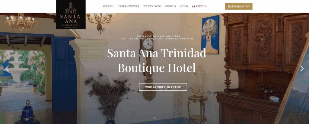 Page d’accueil du site web du Santa Ana Trinidad Boutique Hotel à Cuba, présentant une mise en page raffinée et un design haut de gamme – création site guest house sur mesure.