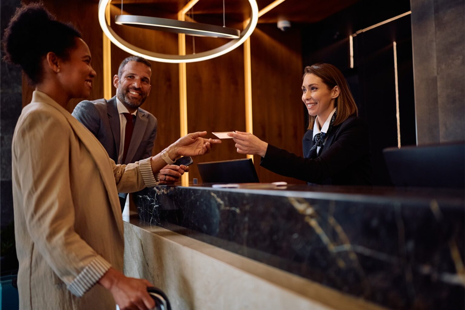 À la réception d’un hôtel, une voyageuse reçoit la carte de sa chambre
