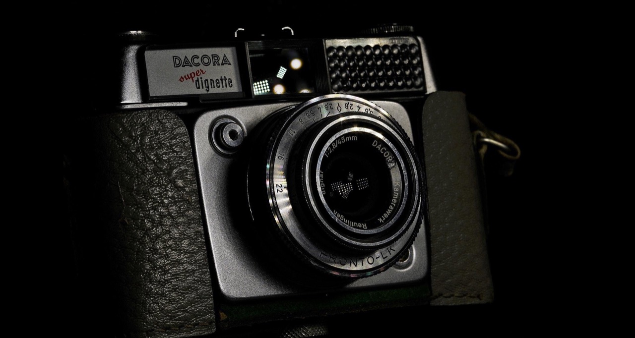 Appareil photo ancien sur fond noir