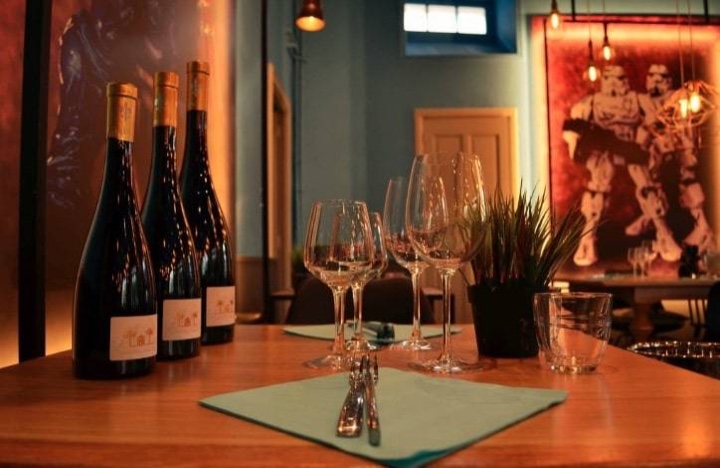 Bouteilles de vin et verres sur une table de restaurant éclairée de lumière chaude