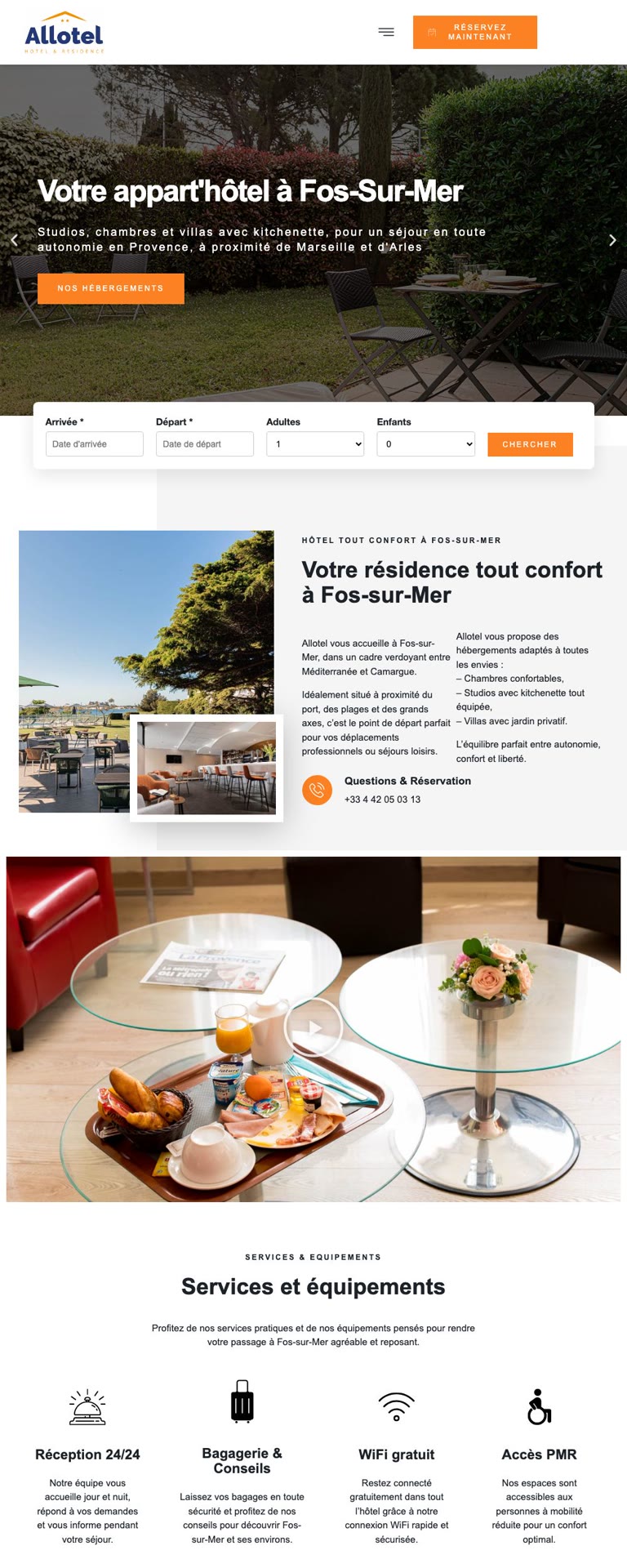 Page d’accueil du site d’Allotel Résidence à Fos-sur-Mer : un jardin avec table et chaises, le menu et la barre de dates de réservation